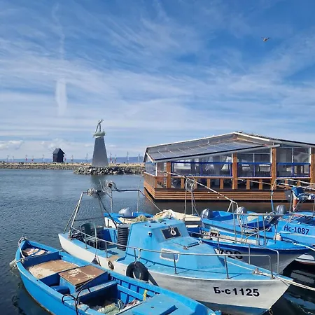 Апартамент Gold Marina Cape